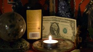 Oraciones en los hechizos para el dinero con velas doradas